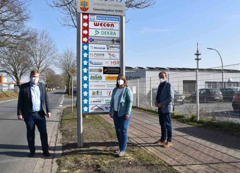 Bürgermeister Thomas Stohldreier (l.) freute sich mit den Wirtschaftsförderern Simone Böhnisch und Helmut Sunderhaus über die professionelle, neue Beschilderung im Gewerbegebiet Nord. Foto: Gemeinde Ascheberg