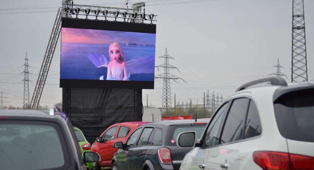 Für die ganze Familie: „Frozen 2“, „Aladdin“ und „König der Löwen“ wählten die Kinder und Eltern der zugehörigen Jugendzentren im Vorfeld für das Autokino aus. Foto: Alexandra Prokofev