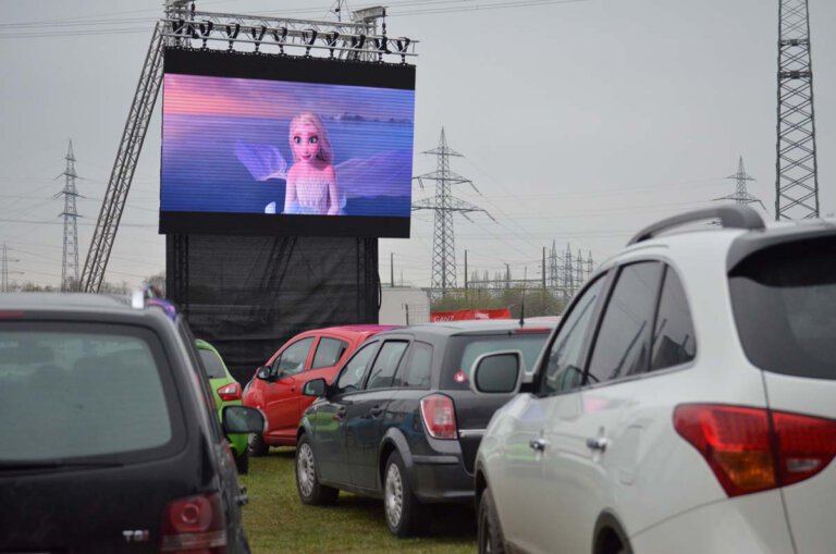 Für die ganze Familie: „Frozen 2“, „Aladdin“ und „König der Löwen“ wählten die Kinder und Eltern der zugehörigen Jugendzentren im Vorfeld für das Autokino aus. Foto: Alexandra Prokofev