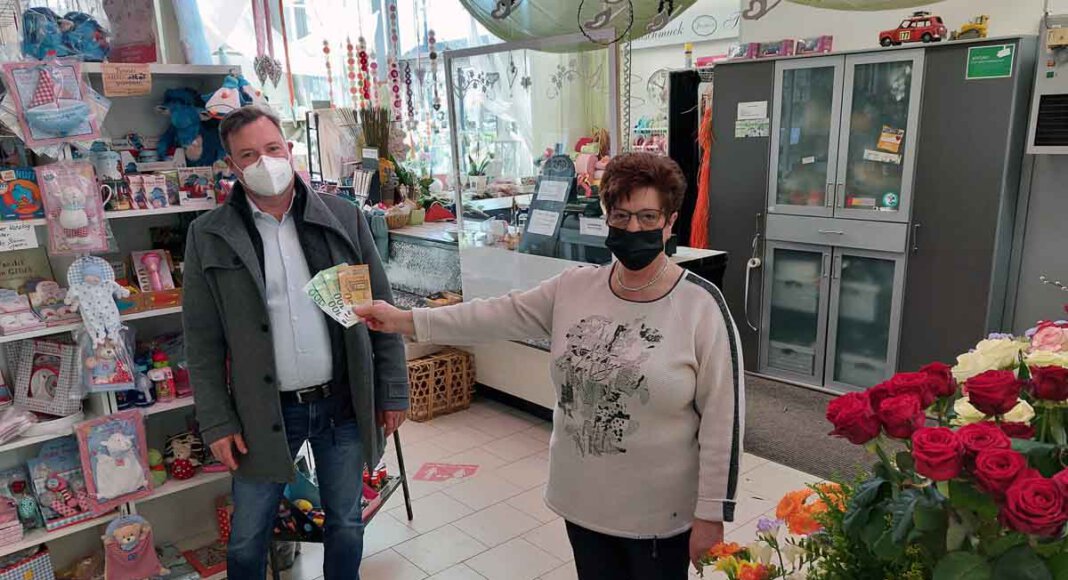 Gisela Rennhack übereichte Thomas Kißmann die 350-Euro-Spende. Foto: Wagner