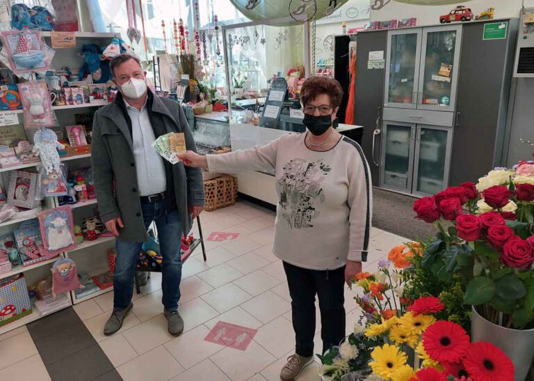 Gisela Rennhack übereichte Thomas Kißmann die 350-Euro-Spende. Foto: Wagner