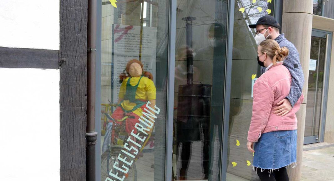 Vivian Zurstraßen und Pascal Talaga von der Freilichtbühne bestaunen zum ersten Mal die fertigen Schaufenster. Foto: Alexandra Prokofev
