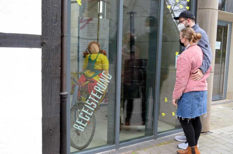 Vivian Zurstraßen und Pascal Talaga von der Freilichtbühne bestaunen zum ersten Mal die fertigen Schaufenster. Foto: Alexandra Prokofev