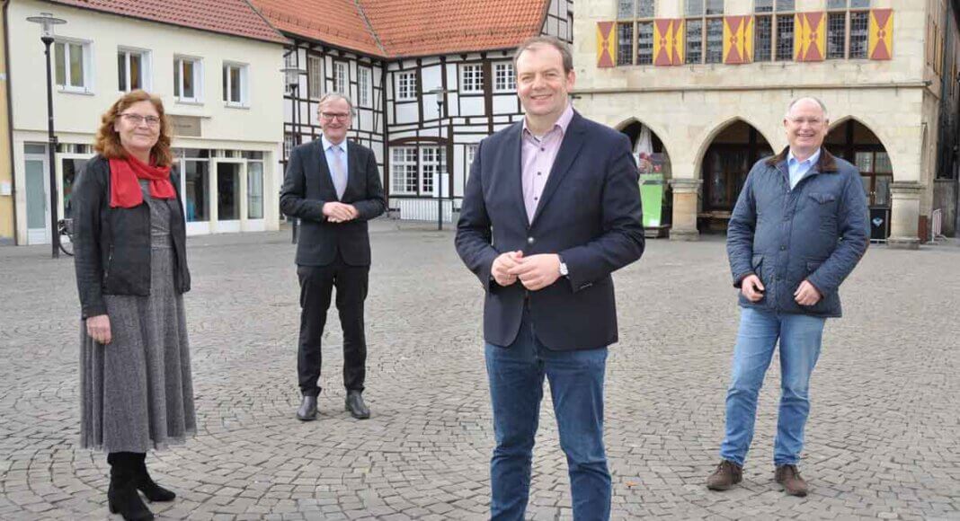 Unterstützen die Kandidatur des Hammer CDU-Kreisvorsitzenden Arnd Hilwig (im Bild vorn) zur Bundestagswahl im Wahlkreis Hamm – Unna II: Die Vorsitzenden der CDU-Stadtverbände (von links) Lünen Annette Droege-Middel, Selm Michael Zolda und Werne Wilhelm Jasperneite. Foto: CDU Hamm, Thies