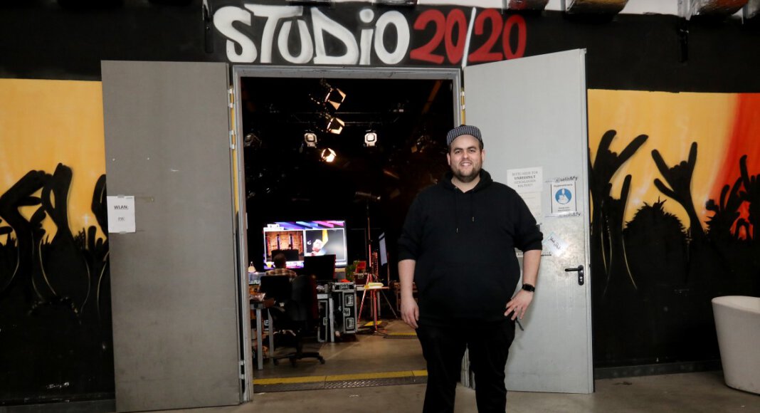 Das Studio 20/20, in dem schon Größen wie die Fantastischen Vier und Herbert Grönemeyer für ihre Tourneen geprobt haben, wird nun als Streaming-Studio genutzt. Am Samstag sendet DJ Dauki von hier seinen neuen Party-Stream. Foto: Volkmer