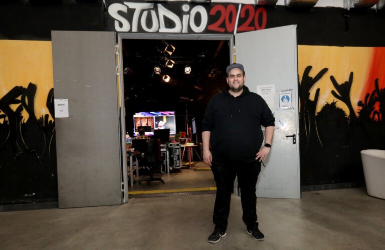 Das Studio 20/20, in dem schon Größen wie die Fantastischen Vier und Herbert Grönemeyer für ihre Tourneen geprobt haben, wird nun als Streaming-Studio genutzt. Am Samstag sendet DJ Dauki von hier seinen neuen Party-Stream. Foto: Volkmer