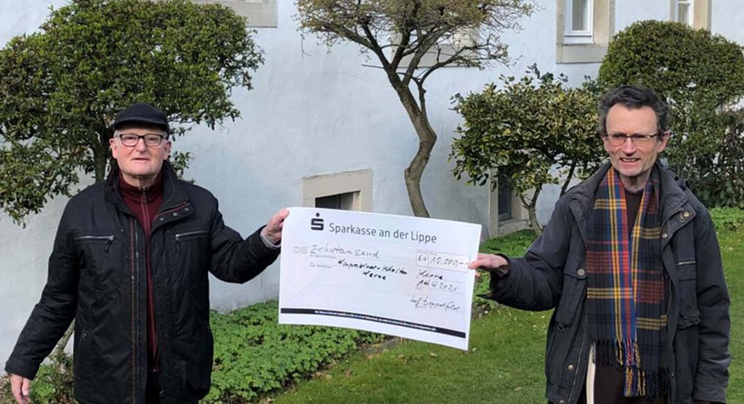 Ulf Doppelfeld (l.) überreichte Pater Romuald die große Einzelspende. Foto: Jäger