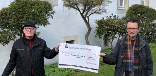 Ulf Doppelfeld (l.) überreichte Pater Romuald die große Einzelspende. Foto: Jäger