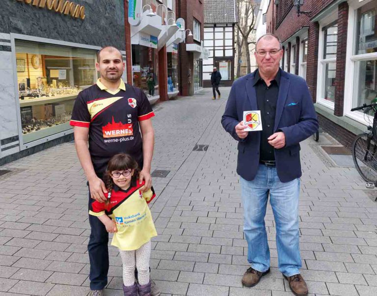 United-Spieler Salim und Tochter Eslem dankten Artur Reichert von der FDP für die finanzielle Unterstützung der Integrationsarbeit. Foto: Wagner