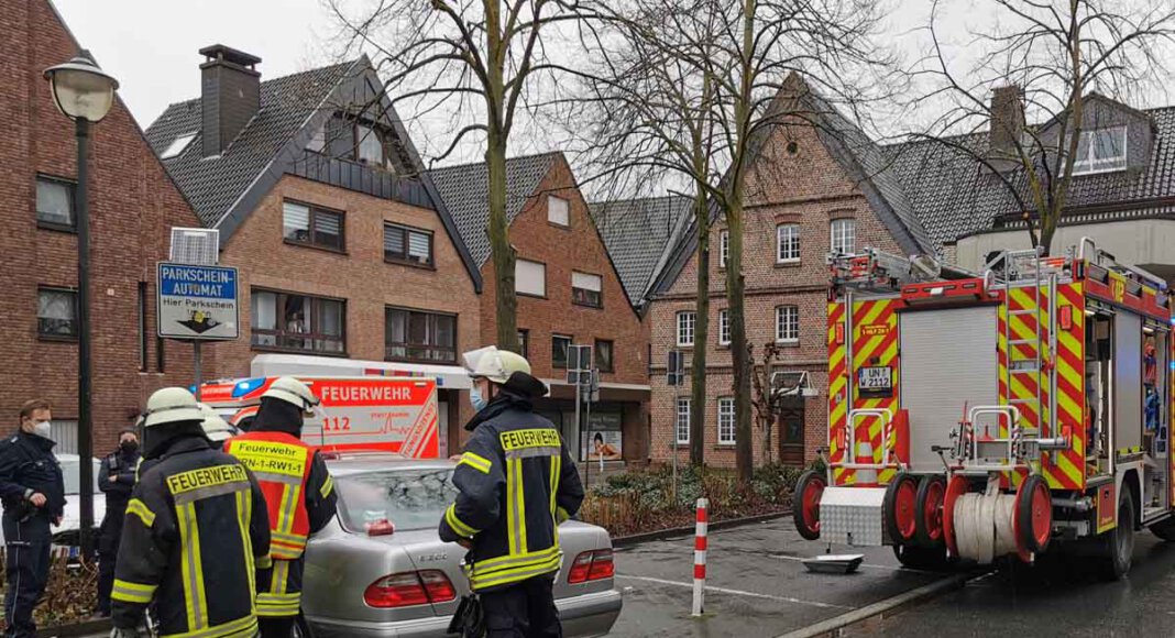 Ein Kleinkind befand sich in dem verschlossenem Fahrzeug. Der Schlüssel steckte innen. Die Einsatzkräfte schlugen schließlich die Seitenscheibe ein. Foto: Feuerwehr Werne
