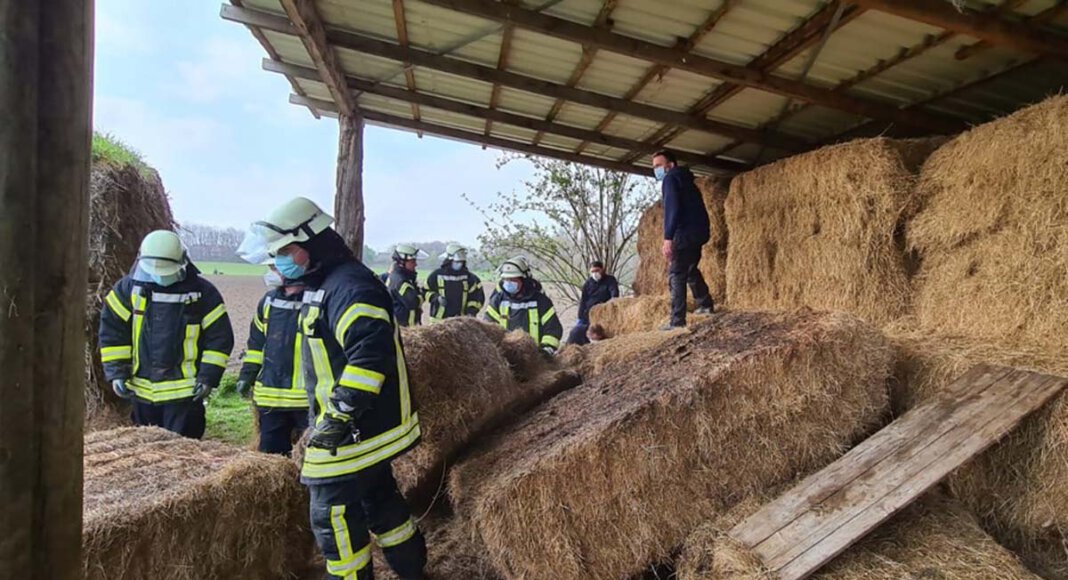 Ein Junge war unter schweren Heuballen eingeklemmt. Die Feuerwehr konnte das Kind befreien. Foto: Feuerwehr Werne