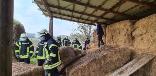 Ein Junge war unter schweren Heuballen eingeklemmt. Die Feuerwehr konnte das Kind befreien. Foto: Feuerwehr Werne
