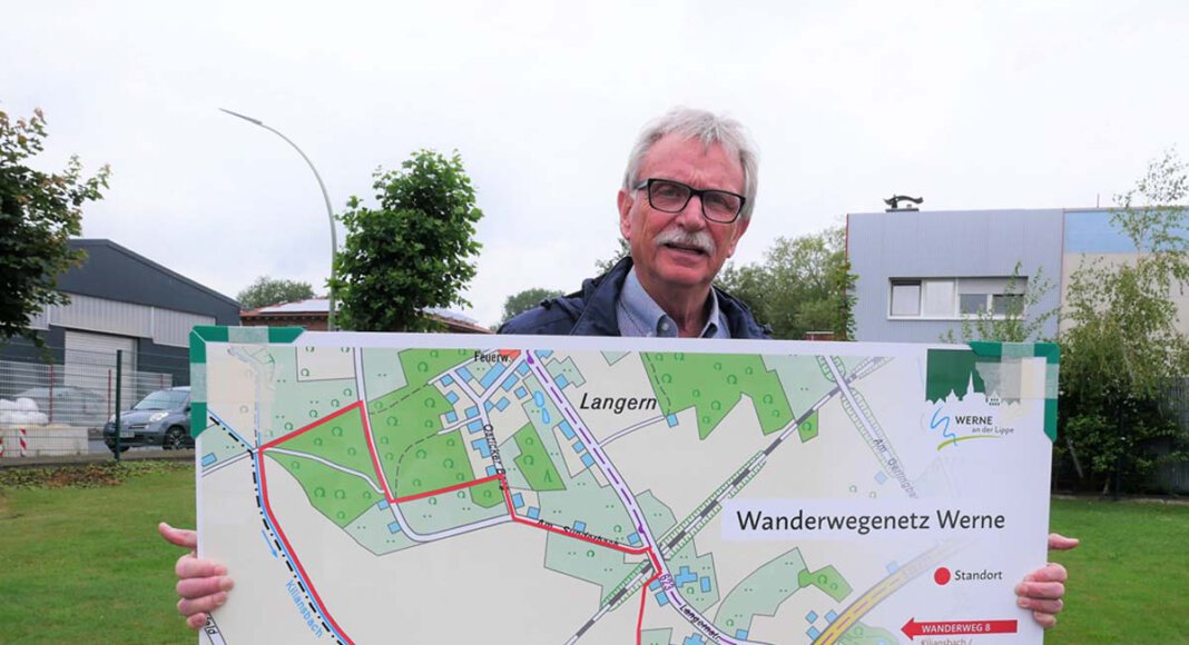 Gisbert Bensch, der im vergangenen Sommer neun Wanderrundwege ausgezeichnet hatte, ärgert sich, dass die Hinweisschilder im Stadtwald abgerissen wurden. Archivfoto: Gaby Brüggemann