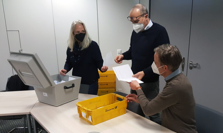 Die Verlosung der Impftermine fand am Dienstagnachmittag unter notarieller Aufsicht im Stadthaus statt. Das Foto zeigt (von links) Martina Eden-Hetberg, Christoph Stiens und Alexander Ruhe. Foto: Wagner