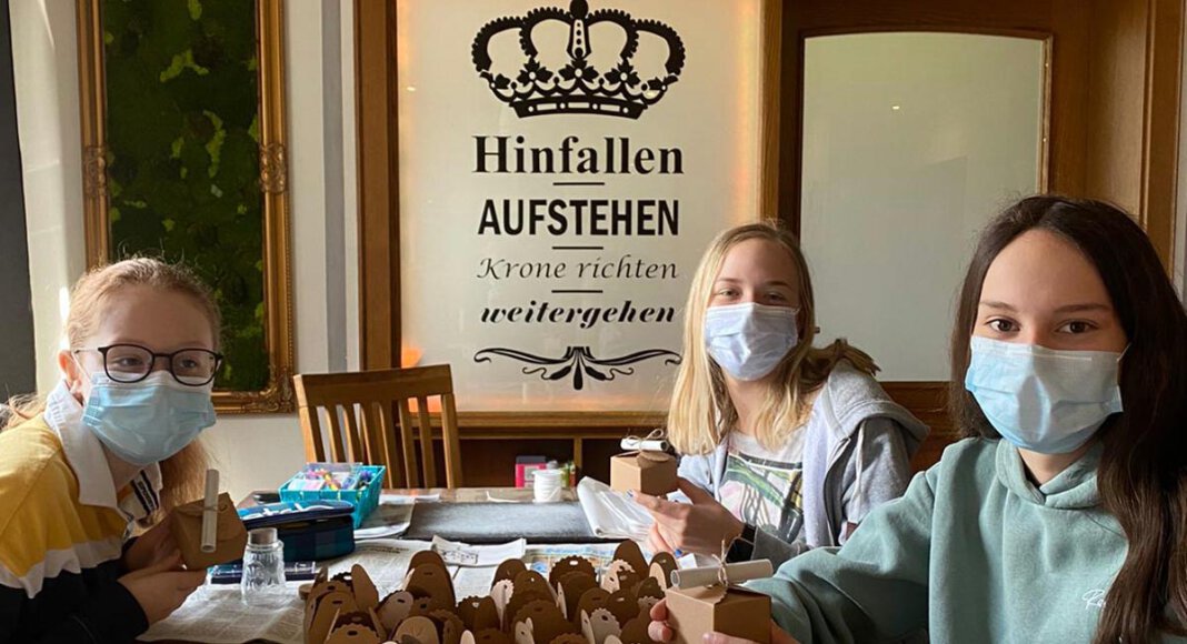 Sophie (links), Greta und Sarah (rechts) gehören der fünfköpfigen Gruppe an, die für das Kloster sammeln. Foto: Privat