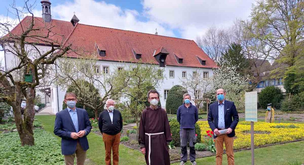 Spendenzusage der Sparkassenstiftung für das Kapuzinerkloster (von links): Bürgermeister Lothar Christ, Heinz Üttermeier, Pater Romuald, Rainer Steinweg und Martin Abdinghoff (Stiftung der Sparkasse an der Lippe). Foto: Wagner