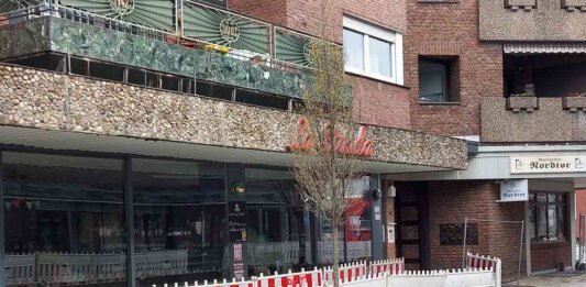Der „Baum des Anstoßes" in der Bonenstraße: Die bereits gepflanzte Pyramiden-Hainbuche vor dem Restaurant La Strada soll wieder entfernt werden. Einen entsprechenden Dringlichkeitsantrag hat die CDU gestellt. Foto: Wagner
