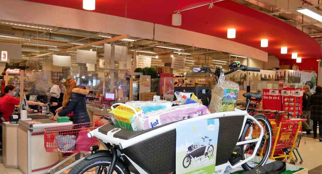 Interessierte können bei Mitarbeitenden von Rewe Symalla nachfragen ob ein E-Lastenrad frei ist. Dann wird ein Mietvertrag ausgefüllt. Foto: Gaby Brüggemann