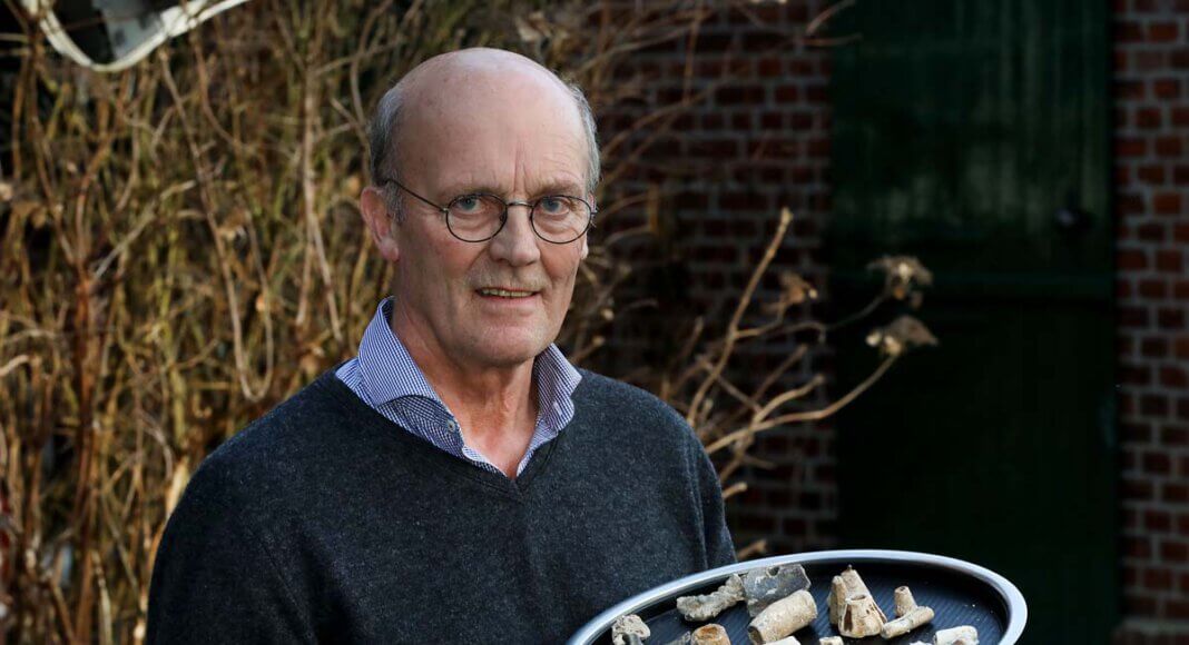 Gebrauchsstücke und Gießreste aus Blei, Nägel mit Armbrustbolzen aus EIsen und Buntmetall-Emaille-Fibeln (um 1000) kamen dem Sammler Georg Laurenz vor die Metallsonde. Foto: Volkmer