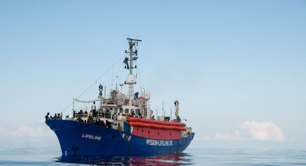 Eine Menschenkette gegen das Flüchtlingselend im Mittelmeer ist wegen Corona nicht möglich. Alternativ hat das Kommunale Integrationszentrum eine Malaktion ins Leben gerufen. Foto: Hermine Poschmann