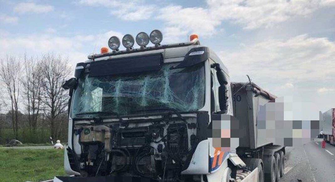 Gleich zwei Unfälle ereigneten sich am Montag (19. April) auf der A1 bei Werne. Foto: Polizei Münster