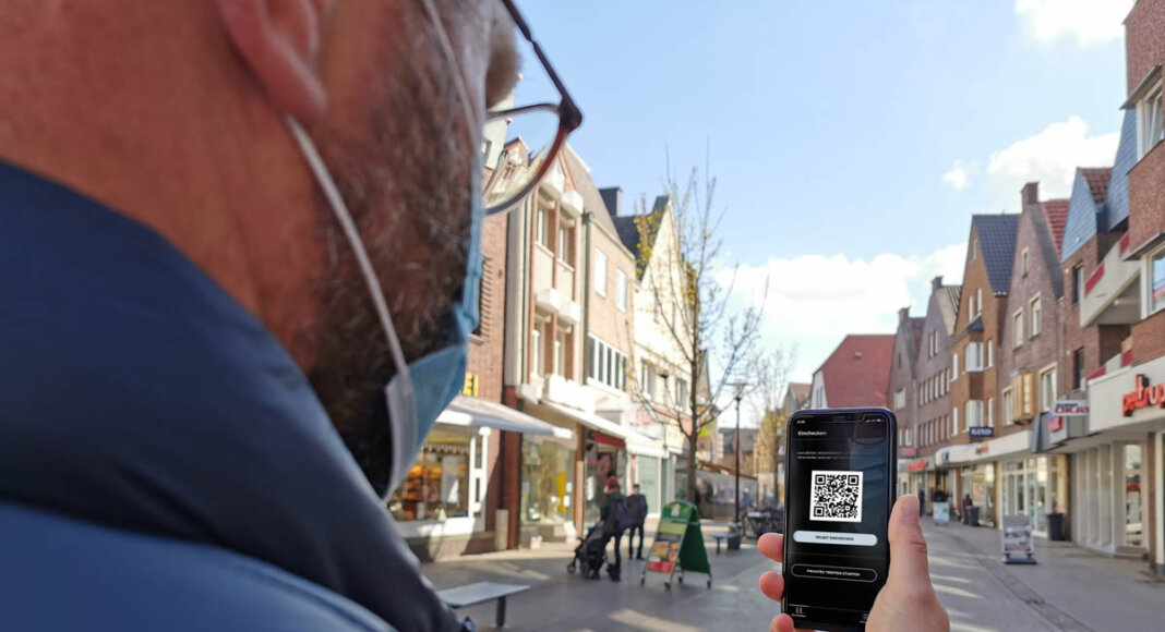 David Ruschenbaum testet die Luca-App. Auf der Website der Stadt Werne hat der Mitarbeiter von Werne Marketing alle Informationen zusammengestellt. Foto: Werne Marketing