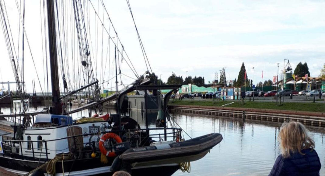 Auch die Kinder von Marina Moederzoon freuen sich über die wiedergewonnenen Freiheiten nach den Lockerungen in den Niederlanden. Das Bild zeigt die drei bei einem Ausflug in Harderwijk. Foto: Privat