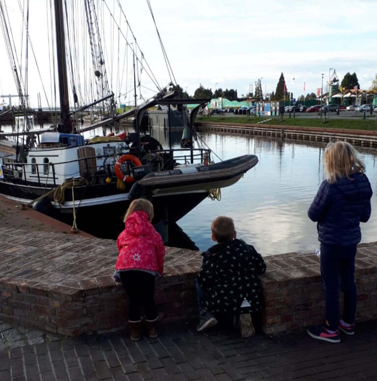 Auch die Kinder von Marina Moederzoon freuen sich über die wiedergewonnenen Freiheiten nach den Lockerungen in den Niederlanden. Das Bild zeigt die drei bei einem Ausflug in Harderwijk. Foto: Privat