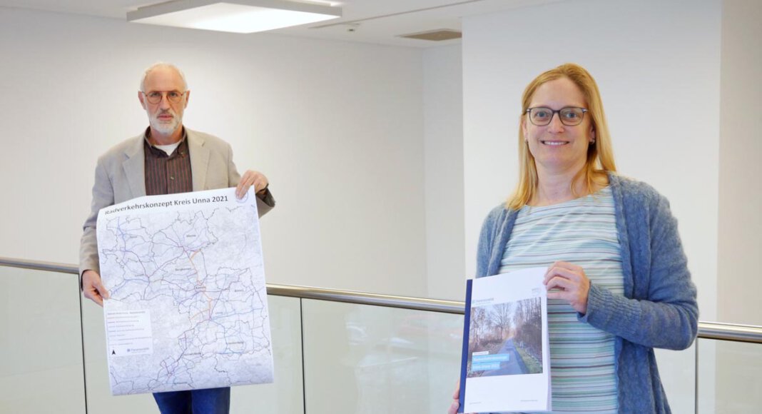 Stellten das neue Radverkehrskonzept vor: Der zuständige Dezernent Ludwig Holzbeck und Birgit Heinekamp, Projektkoordinatorin des Kreises Unna. Foto: Anita Lehrke – Kreis Unna
