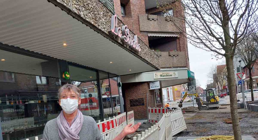 Constanze Rauert, Anwohnerin der Bonenstraße, hat sich im Streit um den gepflanzten Baum vor dem Restaurant La Strada eingeschaltet und einen Offenen Brief an Bürgermeister Lothar Christ geschrieben. Foto: Wagner