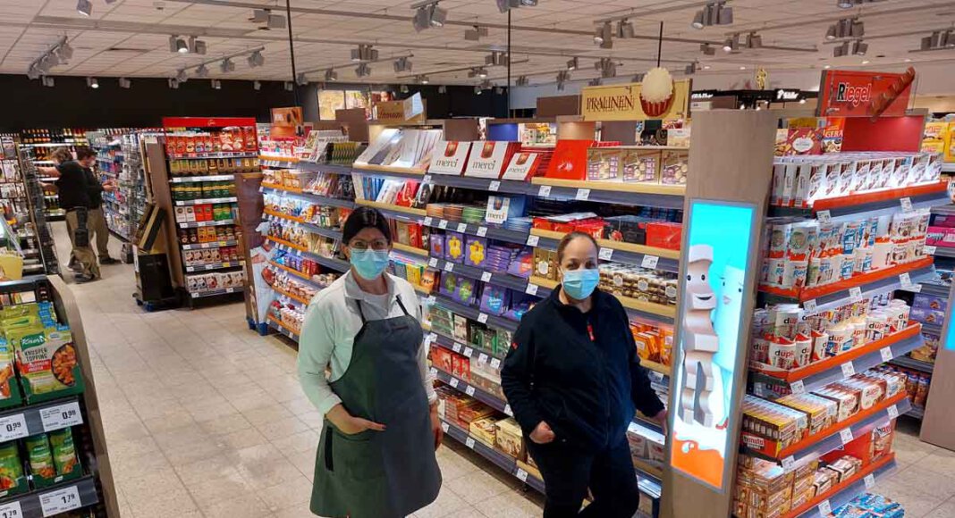 Kerstin Hold (links) und Sara Sahli freuen sich auf die Wiedereröffnung des Rewe-Markts an der Alten Münsterstraße 26 in Werne. Foto: Wagner