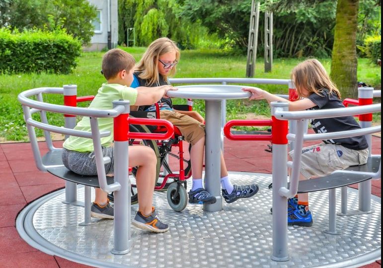 Ein Rolli-Karussell wie dieses wünscht sich die UWW auch auf Spielplätzen in Werne. Foto: Inter-Play Spielplatzgeräte