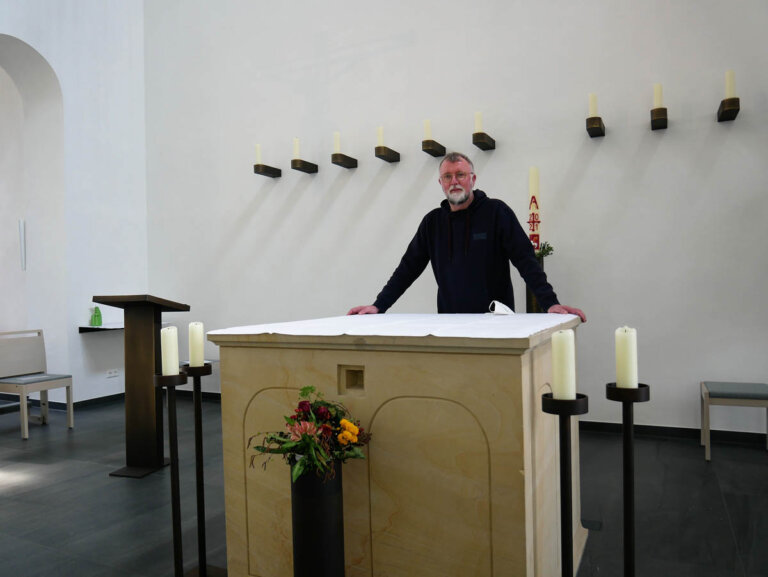 Pfarrdechant Jürgen Schäfer ist zufrieden mit der Neugestaltung von St. Konrad mit Zentralrendantur und Kapelle. Foto: Gaby Brüggemann