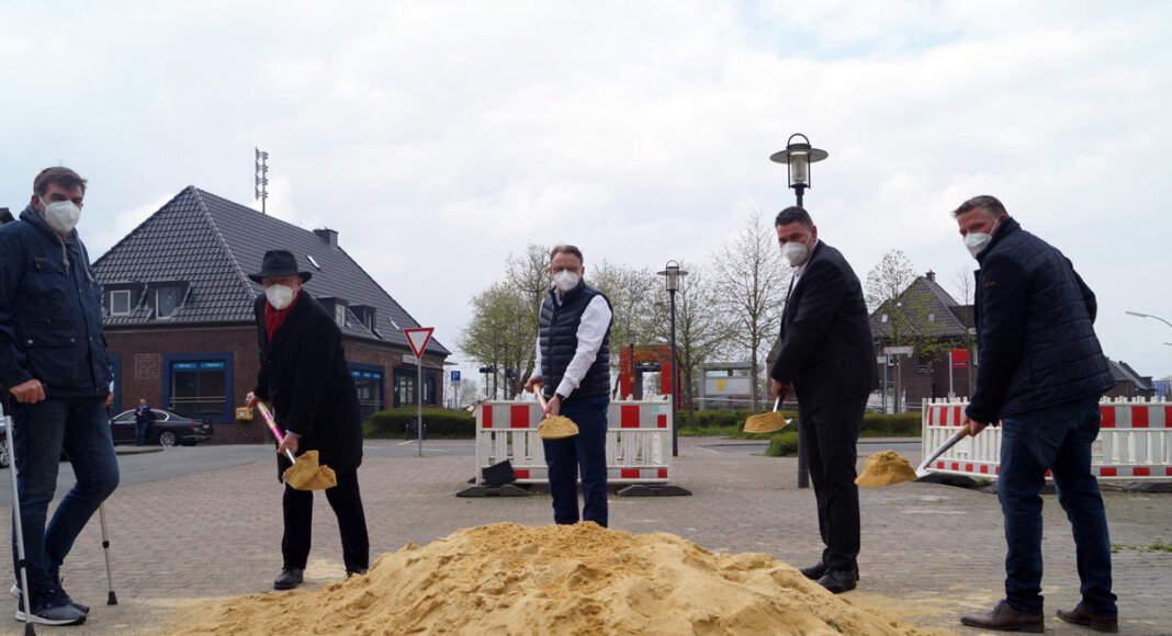Machten den gemeinsamen Spatenstich für das Radparkhaus Beifang: Investor Franz-Josef May (v.l.), AWO-Unterbezirksvorsitzender Wolfram Kuschke, Bürgermeister Thomas Orlowski, Landrat Mario Löhr sowie Ausschussvorsitzender Jochen Westermann. Foto: M. Woesmann / Stadt Selm