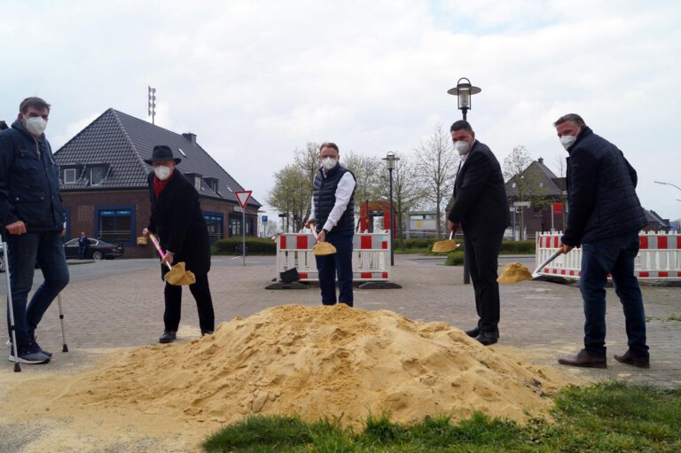 Machten den gemeinsamen Spatenstich für das Radparkhaus Beifang: Investor Franz-Josef May (v.l.), AWO-Unterbezirksvorsitzender Wolfram Kuschke, Bürgermeister Thomas Orlowski, Landrat Mario Löhr sowie Ausschussvorsitzender Jochen Westermann. Foto: M. Woesmann / Stadt Selm