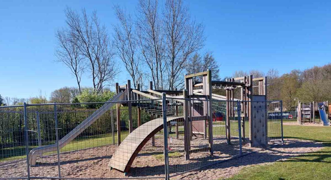 Am großen Klettergerüst auf dem Spielplatz an der Lytham St Annes-Straße (Bellingholz) werden in Kürze Reparaturen vorgenommen. Foto: Wagner