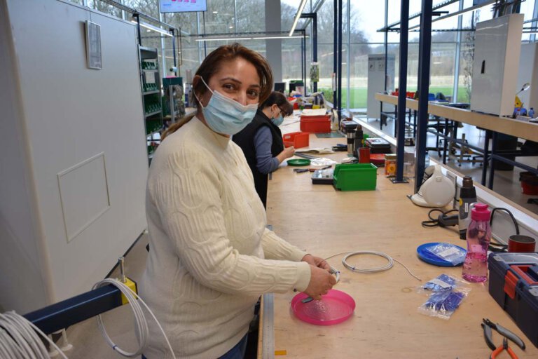 Kadrieye Brimo an ihrem Arbeitsplatz in der Produktionshalle bei Thermo Sensor Foto: Donges/Multikulturelles Forum