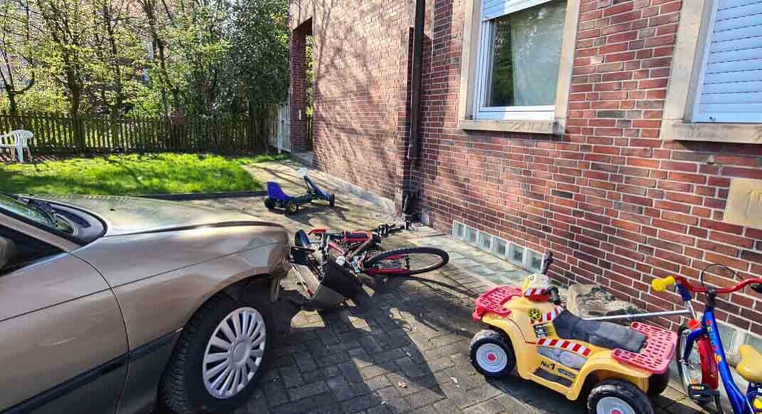 Eine Pkw-Fahrerin kam von der Kamener Straße ab und prallte gegen eine Hauswand. Foto: Feuerwehr Werne