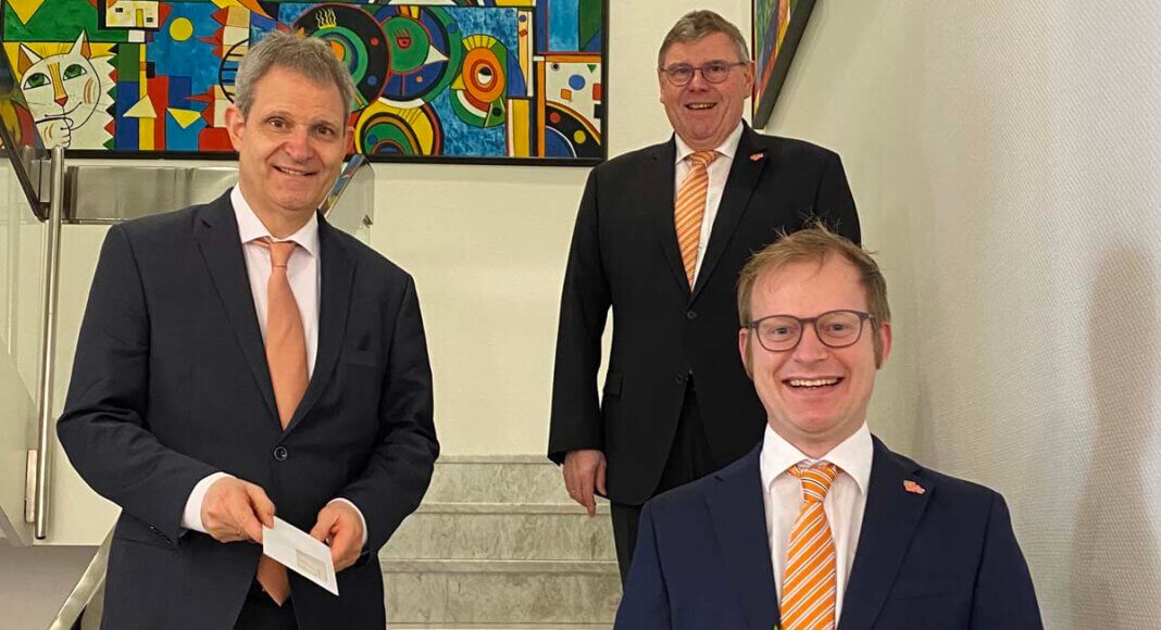 Vorstandsmitglieder Jürgen Eilert (hinten links) sowie Vorstandsmitglieder Ralf Schotte (hinten rechts) beglückwünschten Mike Pieper-Kreimer (vorne), auch im Namen des Aufsichtsrates, zur Ernennung. Foto: Gärtner / Volksbank