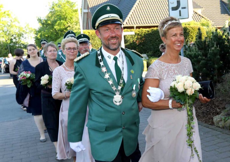 Michael Gillmann I. und Karin Kreienbaum I. - seit 2018 amtierenden Königspaar in Langern. Geht es nach der CDU, sollen Umzüge, beispielsweise an Schützenfesten, demnächst von Mitarbeitern der Stadt Werne abgesichert werden. Archivfoto: Volkmer