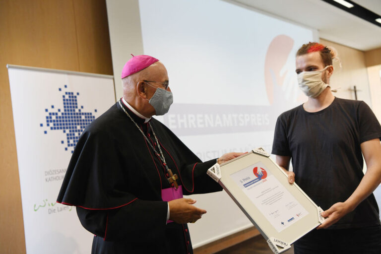 Bischof Felix Genn überreichte die Urkunde an die Studierenden-Initiative „Nightline“ in Münster, die mit dem dritten Platz ausgezeichnet wurden. Foto: Michael Bönte, Dialogverlag