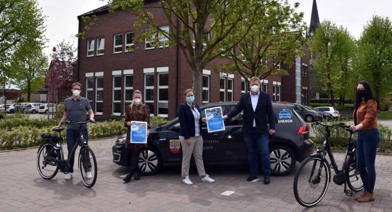Bürgermeister Thomas Stohldreier (2.v.r), Jana Busse, Projektleitung energielenker (3.v.l.), Klimaschutzmanager Martin Wolf (l.), Felicia Splettstößer (2.v.l.) und die Inklusionsbeauftragte Miriam Lepper (r.) laden alle Bürgerinnen und Bürger in Ascheberg, Davensberg und Herbern ein, an der Mobilitätsbefragung teilzunehmen. Foto: Gemeinde Ascheberg