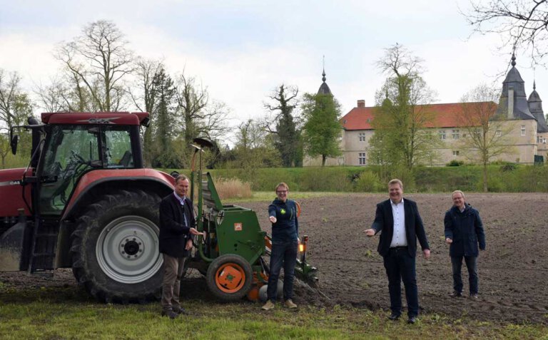 Bürgermeister Thomas Stohldreier (2.v.r.), Stefan Grünert, Rentmeister der Graf von Merveldt´schen Verwaltung (l.), Gerhard Reimann, Vorsitzender des Landwirtschaftlichen Ortsvereins Herbern (r.) und Tobias Großerichter (2.v.l.) haben Blumen auf Flächen in Herbern ausgesät. Foto: Gemeinde Ascheberg