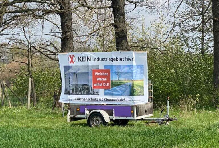 Auch mit Plakaten macht die BIN auf ihr Anliegen bereits aufmerksam. In der vergangenen Woche habe man bereits erste Plakate erstellt und zwei plakatierte Anhängern im Stiegenkamp positioniert. Foto: BIN