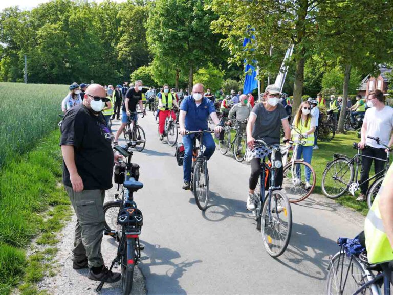 Rund 250 Teilnehmende zählten die BIN-Organisatoren bei der Protest-Radtour am Sonntag. Foto: Gaby Brüggemann
