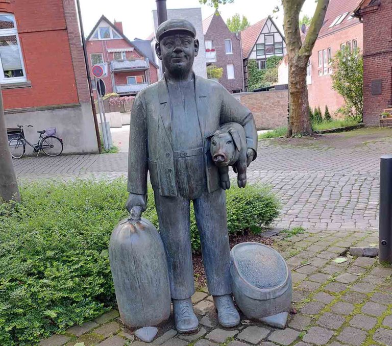 Annette Wittkamp-Fröhling schuf die bekannte Figur „Händler", die auf dem Roggenmarkt eine Heimat gefunden hat. Die Künstlerin ist jetzt in Lüdinghausen gestorben. Foto: Wagner