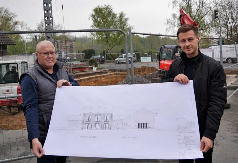 Torsten und Zlat Lünebrink mit den Plänen für den Neubau am Südring. Foto: Gaby Brüggemann