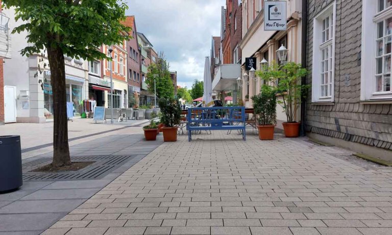 Die Bonenstraße erstrahlt zwischen Partnerschaftsuhr und Kino in neuem Glanz - der vorerst letzte Abschnitt der Innenstadtsanierung in Werne. Foto: Wagner