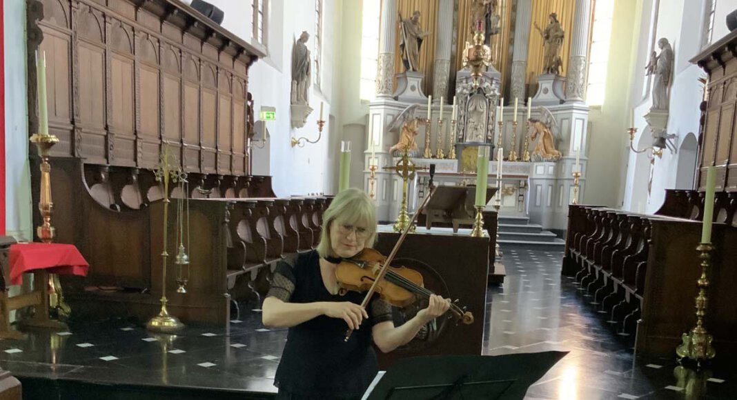 Die Violinistin Annemieke Corstens. Foto: Jac van Steen