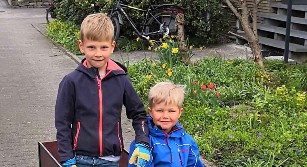 Unterwegs mit Tret-Trecker und Anhänger: Elias Brinker (5) und Enno Hagenkamp (6) reinigen ihr „Revier“ von Müll. Foto: Isabel Schütte
